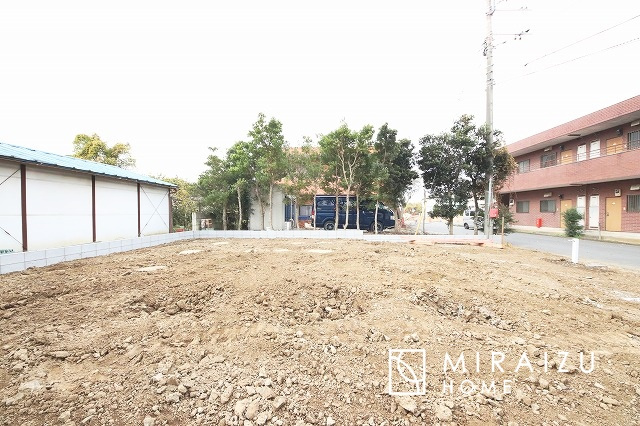 【外観】 | 青く澄み渡った綺麗な空と、陽の光をたっぷりと受ける、そんな新築住宅で新生活をスタートしてみませんか？見学・ご相談等、ミライズホーム(株)までお気軽にご連絡下さい♪