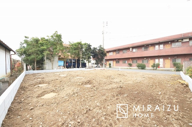 【前面道路含む現地写真】 | プライバシー性と開放感を高める住環境。陽当たりの良い開かれたロケーションを活かし、心地よい暮らしをプランニング