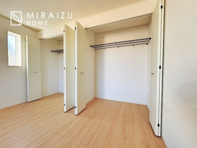 【その他】 | 来客時にカラー画像で確認が出来るので安心。夜間でもLEDライトでくっきりと映ります。また画像のみの対応も出来る為、こちら側の声は聞こえず様子を見てからインターホン対応も可能で安心ですね。