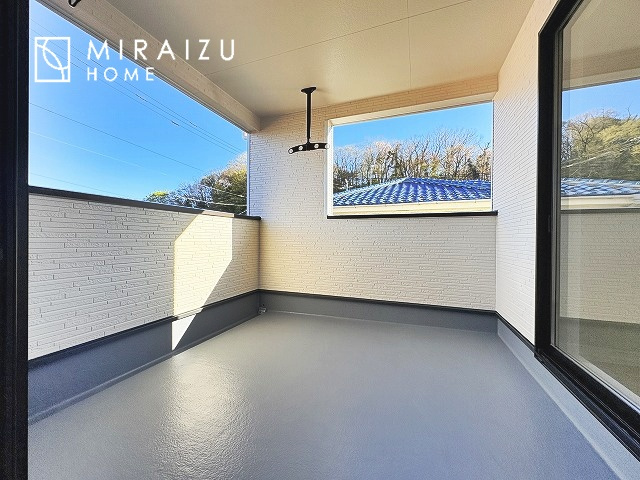 【その他】 | 3口コンロ付きなので、お料理がすごくはかどります。煮込み料理をしながら、焼き物や汁物などをパパパッとお料理可能です。コンロの数が多いことで時短料理も可能になるのが嬉しいですね。