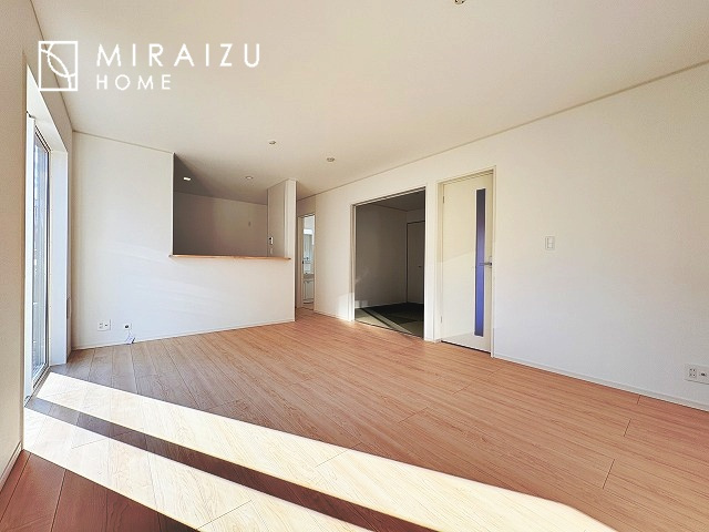 【完成予想図】 | ※イメージ　陽当たりが心地の良いリビング空間です。日中はカーテンを開けて自然な光を取り込みリラックスして過ごしたいですね、照明器具もセンスの良いものを使いたいですね。