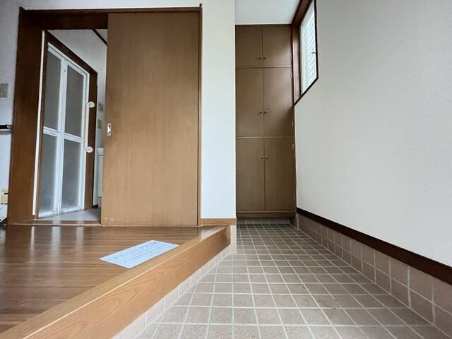 六ッ川２丁目貸家の玄関