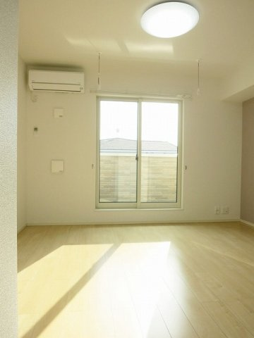 レーヴ今川Ｂの居間・リビング|こちらのリビングで趣味の時間をお楽しみください