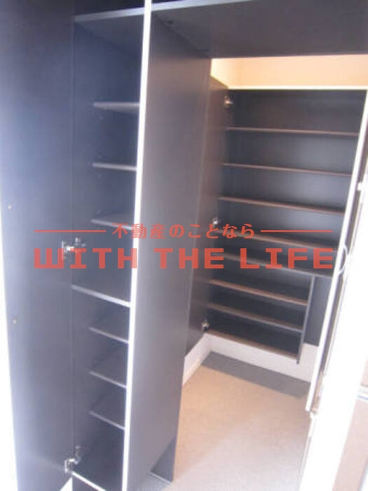 プレミスト若菜【キャッシュバック対象】の玄関|収納もある玄関です