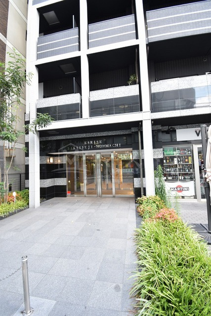 大阪市中央区博労町１丁目の賃貸マンションのエントランス