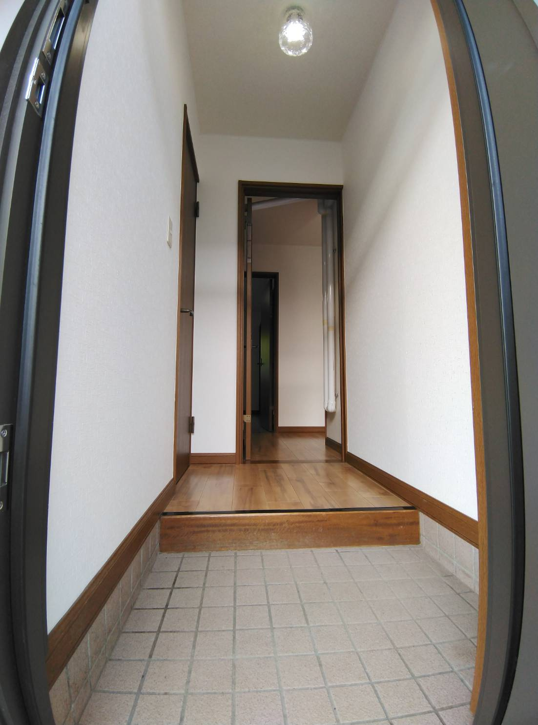 レークハイツ Bの玄関