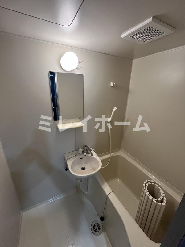 ヂオメトリーの浴室