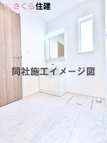 ハートフルタウン　松原1丁目1601番　Ａ号棟の内観：施工例|同社施工物件の写真です。３面鏡の裏にはたっぷりと収納スペースを完備											
