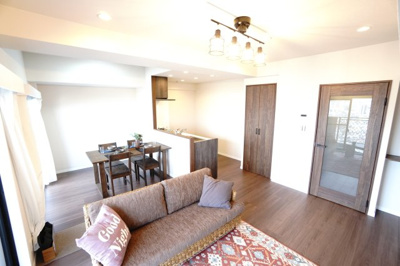 【居間・リビング】 | 【上質リノベ】フローレンス長束ビューステージ | 【約14.4帖LDK】
デザインリフォームされた室内は
良い雰囲気になっております。
リノベーションで付加価値をプラスし、
ただの『住まい』ではなく『癒しのある空間』
に仕上がっております♪