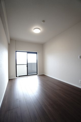 【洋室】 | 【上質リノベ】フローレンス長束ビューステージ | 【洋室約6.2帖】
心と体をゆったりと安らげる主寝室。
寝室のゆとりが大きい分だけ、
暮らしの安らぎは深まります。
一日の疲れを癒すだけでなく、
ご夫婦の親密な語らいを紡ぎ出します。