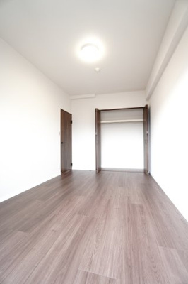 【洋室】 | 【上質リノベ】フローレンス長束ビューステージ | 【洋室約6.2帖】
どんな家具や敷物でも部屋に馴染みやすく、
コーディネートがし易そうですね。
配置も柔軟に対応できるので身の回りの整理もし易い！
自分好みの空間に出来そうですね！