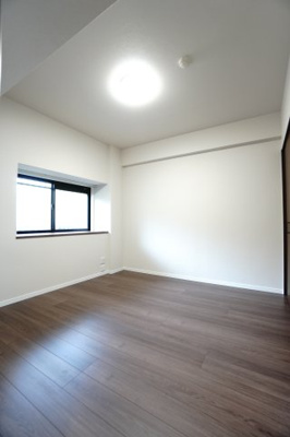 【洋室】 | 【上質リノベ】フローレンス長束ビューステージ | 【洋室約5.1帖】
居室にはクローゼットを完備。
自由度の高い家具の配置が叶うシンプルな空間です。
お子様の成長と人数と共に必要になる
子供部屋にもぴったりの間取りですね。