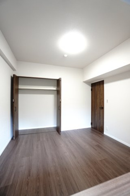 【洋室】 | 【上質リノベ】フローレンス長束ビューステージ | 【洋室約5.1帖】
こども部屋をコーディネート！このぐらいの広さがあれば、 
お子さんの好きな色やモチーフを使ったコーディネートで、
勉強もお片付けも全部楽しいお気に入りの空間にしていけそうですね！