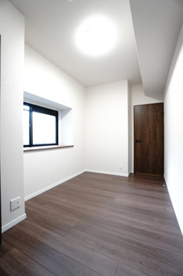 【洋室】 | 【上質リノベ】フローレンス長束ビューステージ | 【洋室約4.6帖】
在宅勤務・リモートワークの書斎や、
趣味やくつろぎのスペースとしても。
家族と一緒に楽しい時間を過ごす中にも、
一人でくつろげる時間と場所は特に良いですね。
