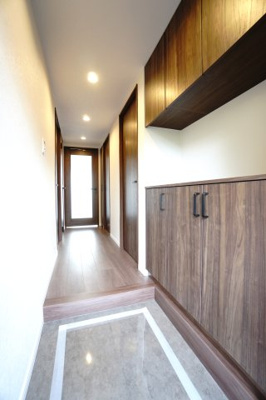 【玄関】 | 【上質リノベ】フローレンス長束ビューステージ | 【玄関ホール】
人を迎え入れる最初の場所だからこそ、
清潔感があり纏まった空間にして頂ける様に
ニッチ風シューズBOXを設置。
照明はオートライト。消し忘れや
出入りが暗くならなく済みます！