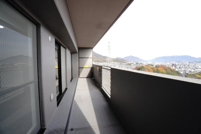 【バルコニー】 | 【上質リノベ】フローレンス長束ビューステージ | 【バルコニー】
リビング全面が接するワイドバルコニー。
前面の建物が邪魔することなくよく陽が当たり、お洗濯物もすぐ乾きそう！
この位の広さがあると、エアコン室外機を置いても十分なスペースを保てます。