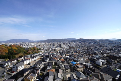 【展望】 | 【上質リノベ】フローレンス長束ビューステージ | 【四季を感じる】
四季の移ろい・爽やかな青空や風を感じられ
自然を愉しめるパノラマビュー。
毎日の暮らしに余裕を感じさせてくれる、
遮る物の無い開放的な眺望を是非、ご堪能ください。