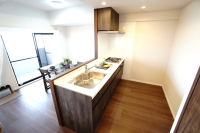 【キッチン】 | 【上質リノベ】フローレンス長束ビューステージ | 【キッチンスペース】
今回のキッチンは料理をすることが楽しみになる心地よさで
家族みんなが使いたくなるようなワクワクいたします。
また、リビングから手元が見えないように配慮されたデザインも嬉しい♪