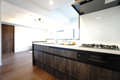 【キッチン】 | 【上質リノベ】フローレンス長束ビューステージ | ☆キッチンの特徴☆
・クリナップ社製
・アクリストンワークトップ
・浄水器一体型ハンドシャワー水栓
・一度に5人分食器洗い乾燥機は後付け可能
・フラットスリムレンジフード
・換気扇幕板が他の面材と同色