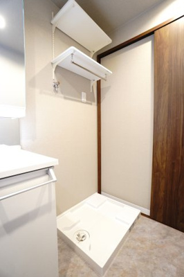 【独立洗面台】 | 【上質リノベ】フローレンス長束ビューステージ | 【パウダールーム】
嬉しい、タオル掛け付きの2段可動式のリネンラック。
しかも装着が楽なワンタッチ式の給水栓！
洗濯機置場はドラム式の洗濯機も入るサイズですが、
お手持ちのサイズが入るか要確認です！