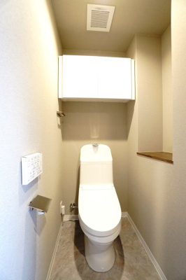 【トイレ】 | 【上質リノベ】フローレンス長束ビューステージ | 【レストルーム】
TOTO社製！きれいをまもるせいけつトイレ！
お掃除はサッとひとふきで完了！
少ない水で、汚れをしっかり洗い流します。
手洗い機能付きなので、もしもの時も慌てない！
キャビネット付！