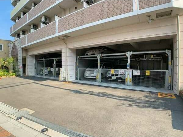アリビオ江坂南金田の駐車場