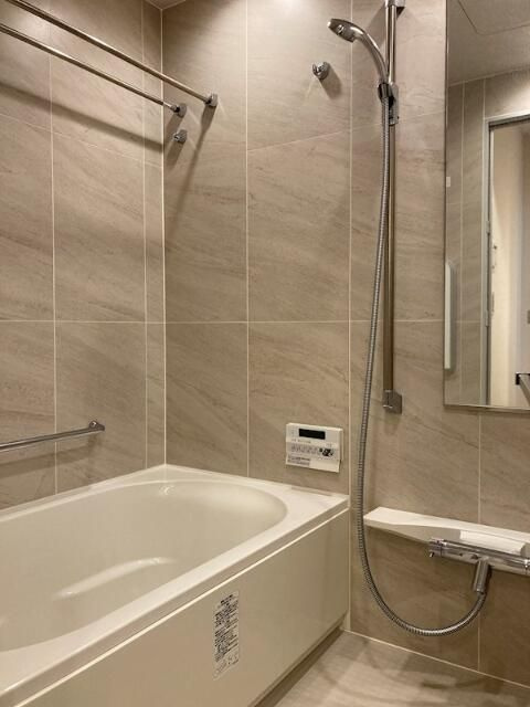 ジオ四谷三栄町の浴室