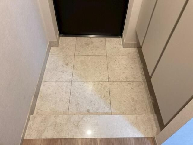 ジオ四谷三栄町の玄関