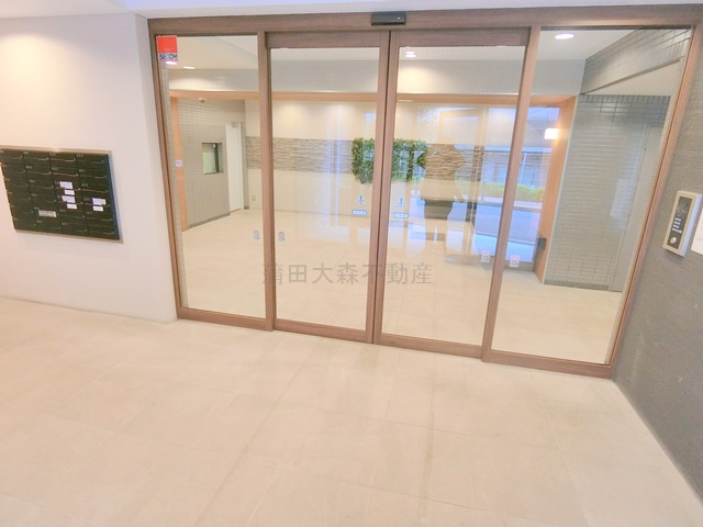 インプルーブ西馬込のエントランス|オートロックと宅配ボックス付きのエントランス