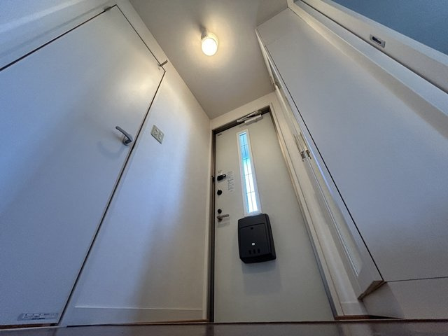 前橋市六供町のアパートの玄関