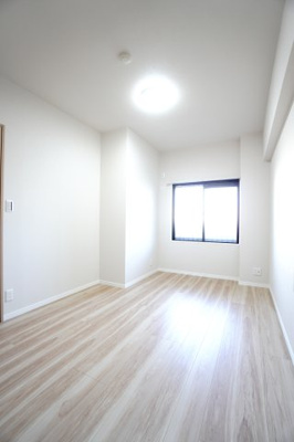 【洋室】 | 【上質リノベ】ヴューシティ矢野 | 【洋室約5.6帖】
心と体をゆったりと安らげる主寝室。
寝室のゆとりが大きい分だけ、
暮らしの安らぎは深まります。
一日の疲れを癒すだけでなく、
ご夫婦の親密な語らいを紡ぎ出します。