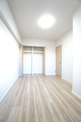 【洋室】 | 【上質リノベ】ヴューシティ矢野 | 【洋室約5.6帖】
どんな家具や敷物でも部屋に馴染みやすく、
コーディネートがし易そうですね。
配置も柔軟に対応できるので身の回りの整理もし易い！
自分好みの空間に出来そうですね！