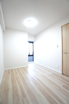 【洋室】 | 【上質リノベ】ヴューシティ矢野 | 【洋室約4.5帖】
居室にはクローゼットを完備。
自由度の高い家具の配置が叶うシンプルな空間です。
お子様の成長と人数と共に必要になる
子供部屋にもぴったりの間取りですね。