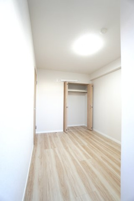 【洋室】 | 【上質リノベ】ヴューシティ矢野 | 【洋室約4.5帖】
こども部屋をコーディネート！このぐらいの広さがあれば、 
お子さんの好きな色やモチーフを使ったコーディネートで、
勉強もお片付けも全部楽しいお気に入りの空間にしていけそうですね！