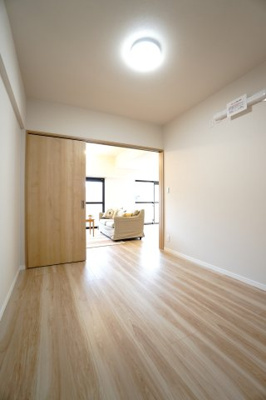 【居間・リビング】 | 【上質リノベ】ヴューシティ矢野 | 【洋室約4.8帖】
在宅勤務・リモートワークの書斎や、
趣味やくつろぎのスペースとしても。
家族と一緒に楽しい時間を過ごす中にも、
一人でくつろげる時間と場所は特に良いですね。
