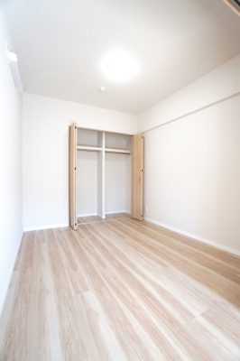 【洋室】 | 【上質リノベ】ヴューシティ矢野 | 【洋室約4.8帖】
将来、家族構成が変わった時等、第2子供部屋としても活用できそうですね！
勿論、エアコンの先行配管もしてあるので、壁付けのエアコン設置OKです！
快適な居室環境で過ごせそうです！