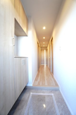 【玄関】 | 【上質リノベ】ヴューシティ矢野 | 【玄関ホール】
人を迎え入れる最初の場所だからこそ、
清潔感があり纏まった空間にして頂ける様に
ニッチ風シューズBOXを設置。
照明はオートライト。消し忘れや
出入りが暗くならなく済みます！