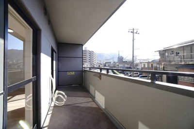 【バルコニー】 | 【上質リノベ】ヴューシティ矢野 | 【バルコニー】
リビング全面が接するワイドバルコニー。
前面の建物が邪魔することなくよく陽が当たり、お洗濯物もすぐ乾きそう！
この位の広さがあると、エアコン室外機を置いても十分なスペースを保てます。