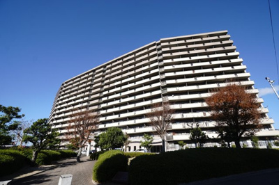 【外観】 | 【上質リノベ】ヴューシティ矢野 | 【耐震性】
耐震性の高さを判断するポイントは、
建築確認申請日が1981年6月1日以降の
新耐震基準に適合しているかどうか。
震度６程度の大地震でも
建物が崩壊しないレベルが基準になりました。