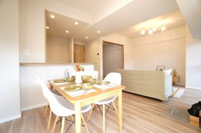 【居間・リビング】 | 【上質リノベ】ヴューシティ矢野 | 【約13.5帖LDK】
キッチンスペースとはシームレスなデザインとすることで、
キッチンに立つ人が主役となれる、そんなレイアウトとなっていて
家族やゲストとのコミュニケーションが自然に生まれる。