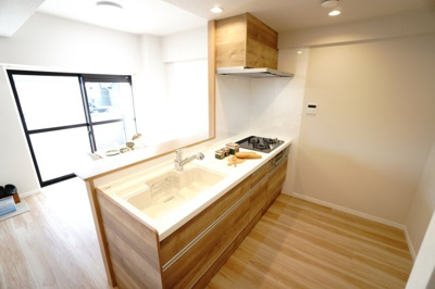 【キッチン】 | 【上質リノベ】ヴューシティ矢野 | 【キッチンスペース】
今回のキッチンは料理をすることが楽しみになる心地よさで
家族みんなが使いたくなるようなワクワクいたします。
また、リビングから手元が見えないように配慮されたデザインも嬉しい♪