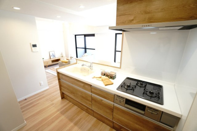 【キッチン】 | 【上質リノベ】ヴューシティ矢野 | ☆キッチンの特徴☆
・クリナップ社製
・アクリストンワークトップ
・浄水器一体型ハンドシャワー水栓
・一度に5人分食器洗い乾燥機は後付け可能
・フラットスリムレンジフード
・換気扇幕板が他の面材と同色