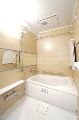 【浴室】 | 【上質リノベ】ヴューシティ矢野 | 【バスルーム】
TOTO社製RWシリーズは
「ゆるリラ浴槽」「カラリ床」で独自の技術によりバスタイムを
よりよく演出してくれます！
更に、浴室暖房乾燥機が標準設備！
お手入れが楽なシステムバスです。