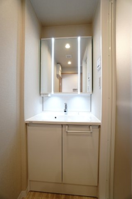 【独立洗面台】 | 【上質リノベ】ヴューシティ矢野 | 【コスメカウンター】
Panasonic社製！
「美ルックツインラインLED照明」は、
従来の照明より自然な肌の色に見える照明。
肌の色味を美しく引き立て、
洗面ボウルも広くメイクの時間をより素敵に。