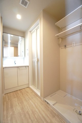 【独立洗面台】 | 【上質リノベ】ヴューシティ矢野 | 【パウダールーム】
嬉しい、タオル掛け付きの2段可動式のリネンラック。
しかも装着が楽なワンタッチ式の給水栓！
洗濯機置場はドラム式の洗濯機も入るサイズですが、
お手持ちのサイズが入るか要確認です！