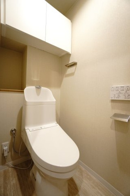 【トイレ】 | 【上質リノベ】ヴューシティ矢野 | 【レストルーム】
TOTO社製！
きれいをまもるせいけつトイレ！
お掃除はサッとひとふきで完了！
少ない水で、汚れをしっかり洗い流します。
ツインペーパーホルダーなので、
もしもの時も慌てない！！