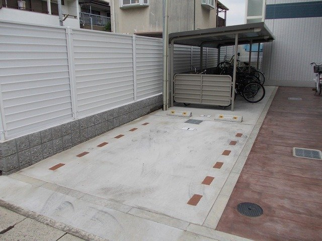 ウィンザー越水の駐車場