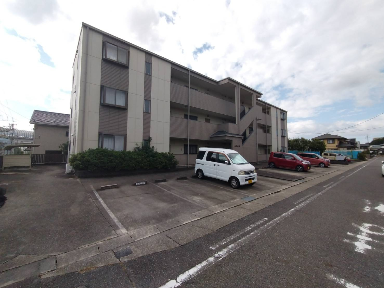 レジデンス守の駐車場