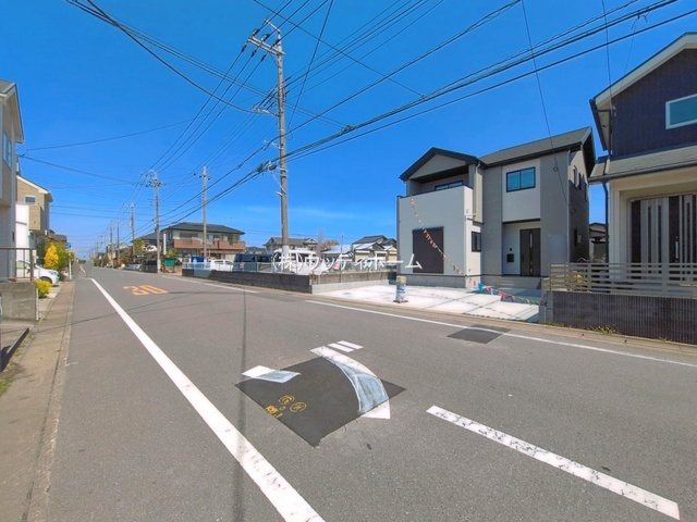 越谷市千間台西29期　新築一戸建ての前面道路含む現地写真