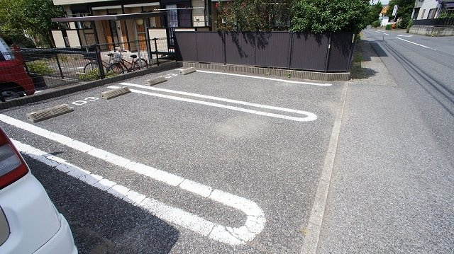 ファーストデューⅥの駐車場